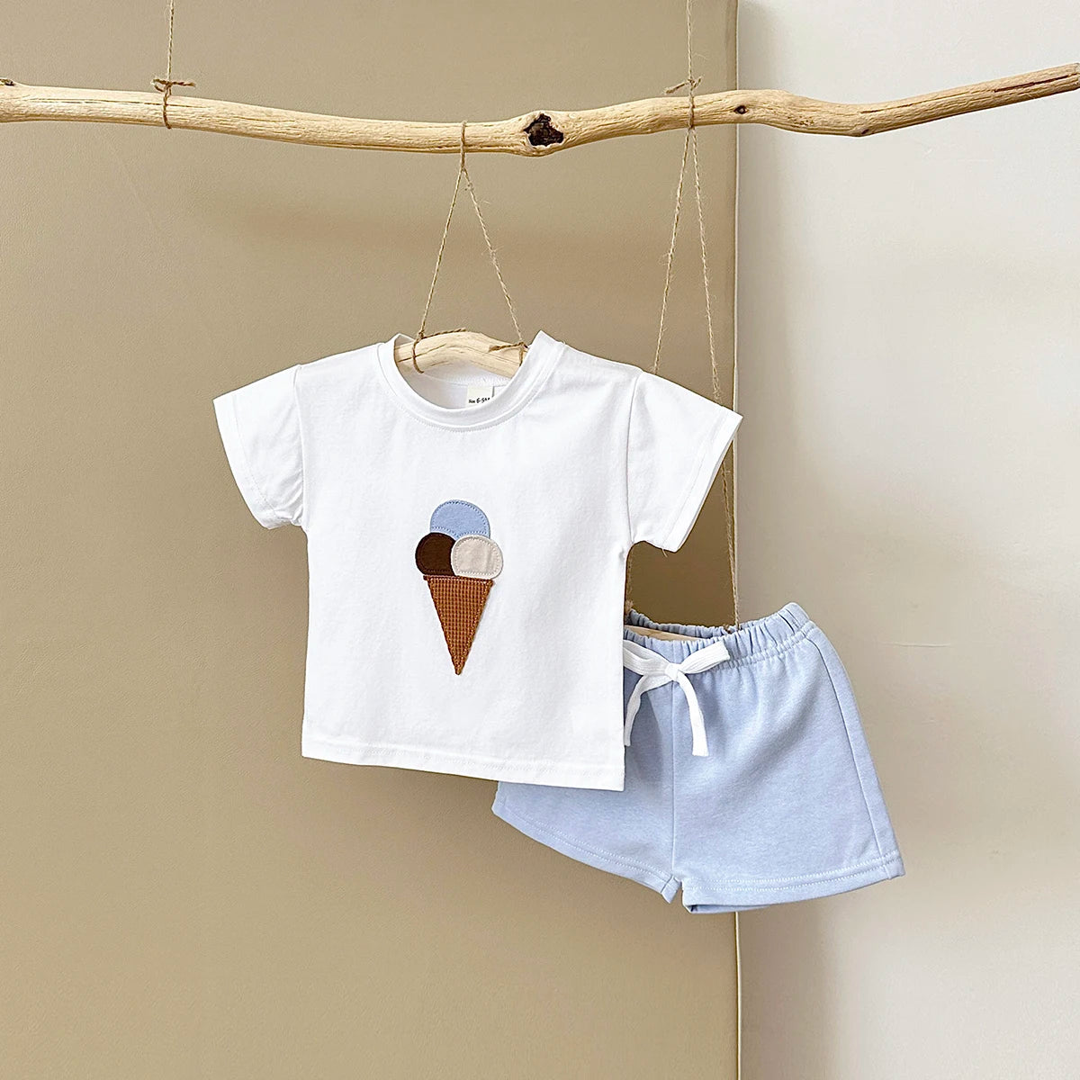 Camiseta con Estampado de Helado y Pantalón Corto